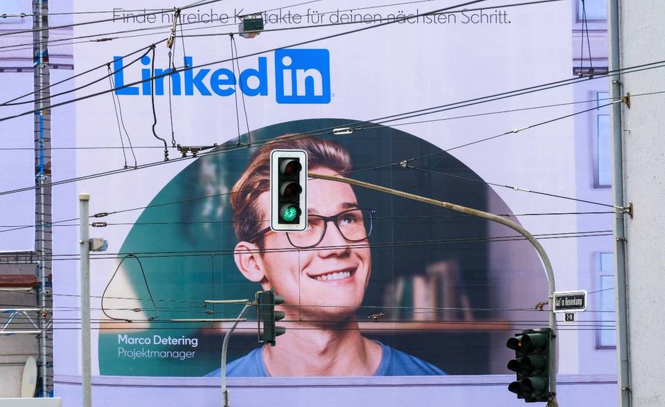 Soziale Netzwerke gehörten lange Zeit nicht zum Geschäftsmodell von Microsoft. Das änderte sich 2016, als der Software-Konzern Linkedin übernahm. Es ist die bis heute teuerste Akquisition der Firmengeschichte. 27 Mrd. Dollar zahlte Microsoft damals für die Plattform, mit der sich Geschäftskontakte knüpfen und pflegen lassen. Das 2003 im kalifornischen Sunnyvale gegründete Unternehmen zählt nach eigenen Angaben weltweit rund 740 Millionen Nutzer.
