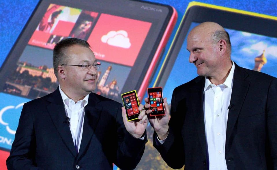 Diese Übernahme war für viele Beobachter endgültig der Anfang vom Ende. 2014 verkaufte Nokia seine Mobiltelefonsparte an Microsoft. Kostenpunkt: vergleichsweise magere 7,2 Mrd. Dollar. Der einstige Marktführer der Handybranche war da, sieben Jahre nach dem Debüt des ersten iPhones, nur noch ein Schatten seiner selbst. Im Konkurrenzkampf mit iOS und Android wollten Microsoft und Nokia ab 2011 gemeinsam mit Windows-basierten Smartphones bestehen. Aber was auf Computer so erfolgreich war, setzte sich auf Mobiltelefonen nicht durch. Aus der Handysparte des finnischen Unternehmens wurde nach der Übernahme Microsoft Mobile. 2017 wurde der Dienst aufgelöst.