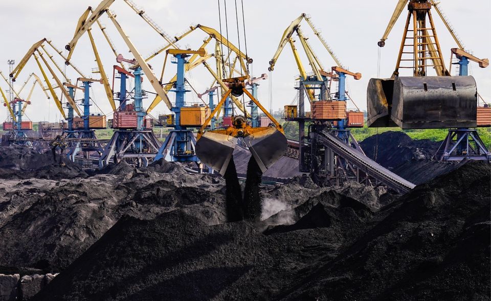 Südafrikanische Kohle wird im Hafen von Odessa von einem Frachter umgeladen.