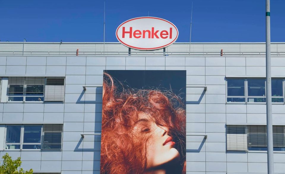 #10 Henkel Henkel ist eines von nur drei an den Börsen gehandelten Unternehmen in den Top 10. In dem globalen Ranking war das Verhältnis zwischen privaten und börsennotierten Unternehmen genau umgekehrt. Der 1876 gegründete Konsumgüterhersteller aus Düsseldorf kam in der deutschen Spitzengruppe mit einem Umsatz von zuletzt umgerechnet 23,7 Mrd. Dollar auf Platz zehn. Die Familie des Gründers Friedrich Karl Henkel kontrolliert demnach 61,6 Prozent der Anteile. Henkel rangierte vor der Merck KGaA (22,4 Mrd. Dollar) und Bertelsmann (21,8 Mrd. Dollar).