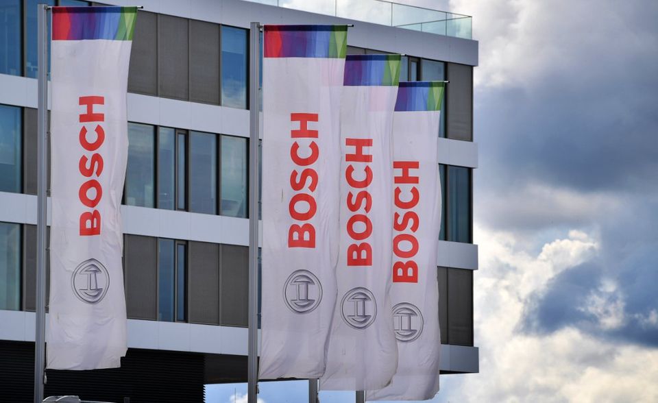 Auch Platz drei der größten deutschen Familienunternehmen geht an eine komplett von der Gründerfamilie kontrollierte Firma. Die Robert Bosch GmbH wurde 1886 gegründet. Der Mischkonzern (Automobilzulieferer, Gebrauchsgüter, Gebäudetechnik) erwirtschaftete 2020 einen Umsatz von umgerechnet 87 Mrd. Dollar und beschäftigte über 395.00 Mitarbeiter.
