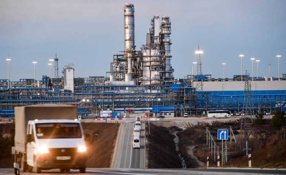 In Russland ist die Gasproduktion 2020 eingebrochen. BP wies ein Minus von 6,2 Prozent auf 638,5 Milliarden Kubikmeter aus. Das war hinter Algerien der größte Einbruch und entsprach fast dem russischen Produktionsniveau im Jahr 2017. In der Dekade zuvor hatte der für Deutschland wichtige Gaslieferant die Produktion hingegen im Schnitt um 2,4 Prozent pro Jahr angehoben. Mit 16,6 Prozent der globalen Fördermengen war Russland allerdings weiterhin der zweitwichtigste Gaslieferant der Welt. Es verfügt zudem über die größten bekannten Gasvorkommen. Die würden laut BP bei den aktuellen Fördermengen aber nur noch knapp 59 Jahre reichen.
