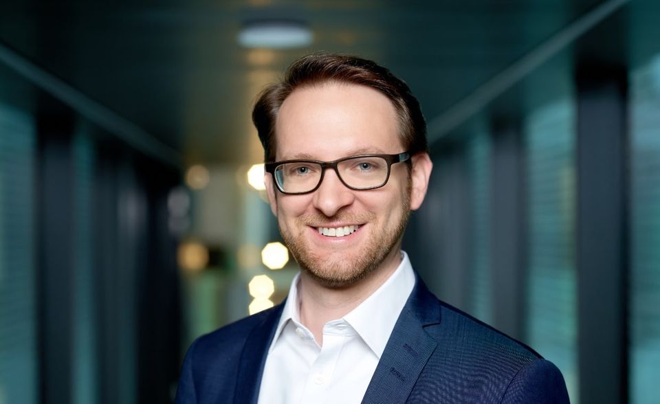 Mit gerade mal 35 Jahren ist Thomas Saueressig einer der jüngsten Vorstände bei SAP. 2019 wurde er Vorstand für Produktentwicklung, kurz CIO. Auf Twitter ist er seit Januar 2010 aktiv. Rund 9419 Nutzer folgen ihm hier. Saueressig tweetet vor allem auf Englisch. Inhaltlich geht es dabei meist um SAP und den Einfluss des Unternehmens beim Klimaschutz. Parallel ist Saueressig auch bei LinkedIn aktiv. Insgesamt kommt er damit auf 18.308 Social-Media-Follower.