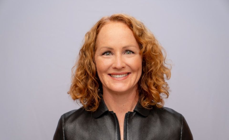 Seit März hat Julia White bei SAP den neu geschaffenen Posten des Chief Marketing and Solutions Officer (CMSO) inne. Unter den SAP-Vorständen führt sie das Rennen um die meisten Twitterfollower an. Ihre Tweets verfolgen 26.718 Follower. Zusammengerechnet vereint SAP damit 74.731 Twitter-Nutzer auf den Accounts seiner Vorstände. White war allerdings schon weit vor ihrer Zeit bei dem Software-Konzern bei Twitter aktiv. Mit ihrem Eintritt im April 2009 ist ihr Account einer der ältesten im Ranking. Ihre, meist englischen, Tweets drehen sich vor allem um ihr Unternehmen, streifen vereinzelt aber auch gesellschaftliche Themen wie den National Coming Out Day.