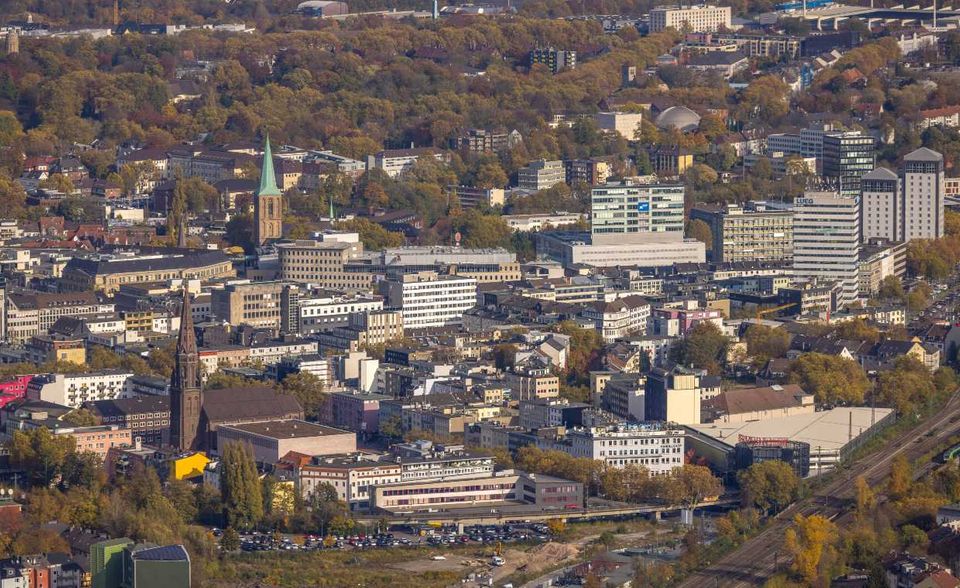 Bochum verbesserte sich gleich um elf Plätze und kam mit 71,2 Punkten auf Rang sieben. Nur zwei Großstädte schnitten bei der digitalen Mobilität besser ab. Bei Verwaltung sowie IT und Kommunikation ordneten die Experten Bochum auf jeweils dem achten Rang ein.