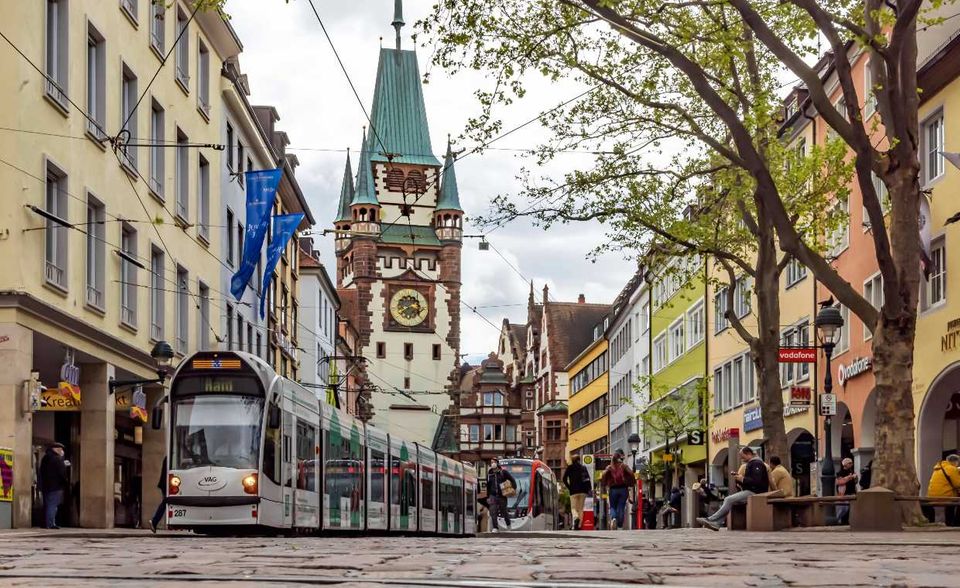 Freiburg im Breisgau gehörte im Smart City Index 2021 zu den Aufsteigern. Die Stadt verbesserte sich im Bitkom-Ranking um fünf Plätze auf Position zehn. Sie kam auf 69,1 Punkte von 100 möglichen Punkten. Freiburg im Breisgau überzeugte die Analysten insbesondere in der Kategorie „Gesellschaft“ mit einem bundesweit fünften Platz. Den neunten Platz gab es für die Verwaltung und im Bereich „Energie und Umwelt“.