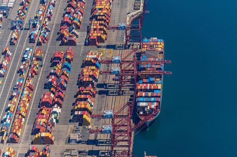 Im Hafen von Los Angeles stauen sich die Schiffe und die Container