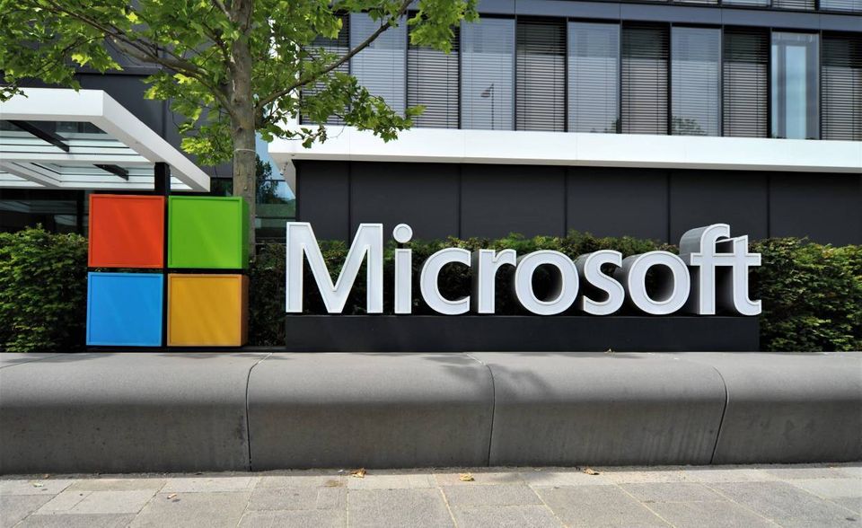 Keine Marke der Top 10 hat ihren Wert zuletzt derart stark gesteigert wie Microsoft. Das US-Unternehmen kam laut Interbrand auf 210,2 Milliarden Dollar – 27 Prozent mehr als im vorherigen Ranking. Diesen Wert konnte in den Top 20 nur Autobauer Tesla mit seinem gewaltigen Plus von 184 Prozent überbieten.