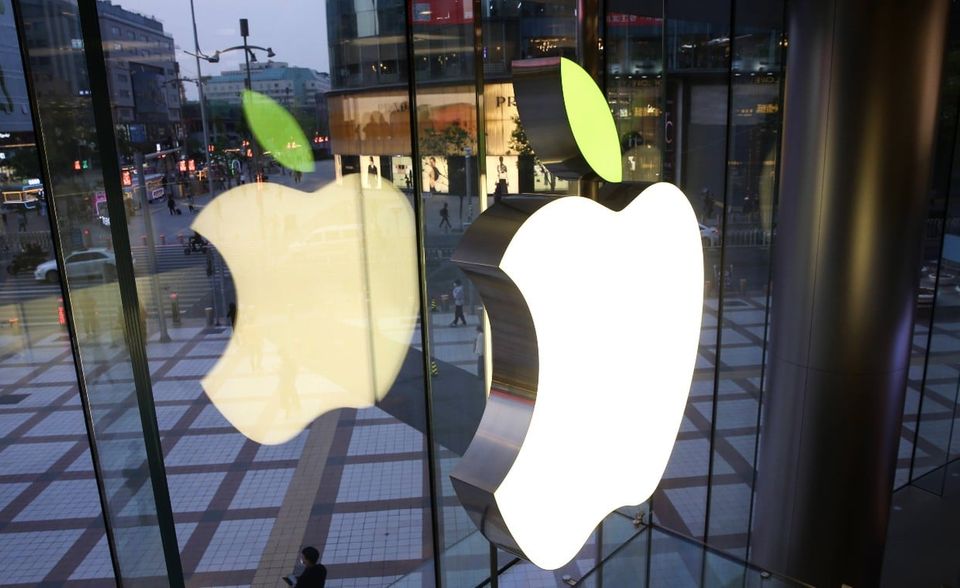 Dass Apple 2021 die wertvollste Marke der Welt bleiben würde, war vorab keine Frage. Aber die Art, wie der iPhone-Konzern erneut die Nummer eins im Interbrand-Ranking wurde, war dann schon außergewöhnlich. Apple schoss um 26 Prozent auf 408,3 Milliarden Dollar empor. Das Unternehmen aus Cupertino lag damit zwei Drittel über dem Ergebnis von Amazon auf Platz zwei.