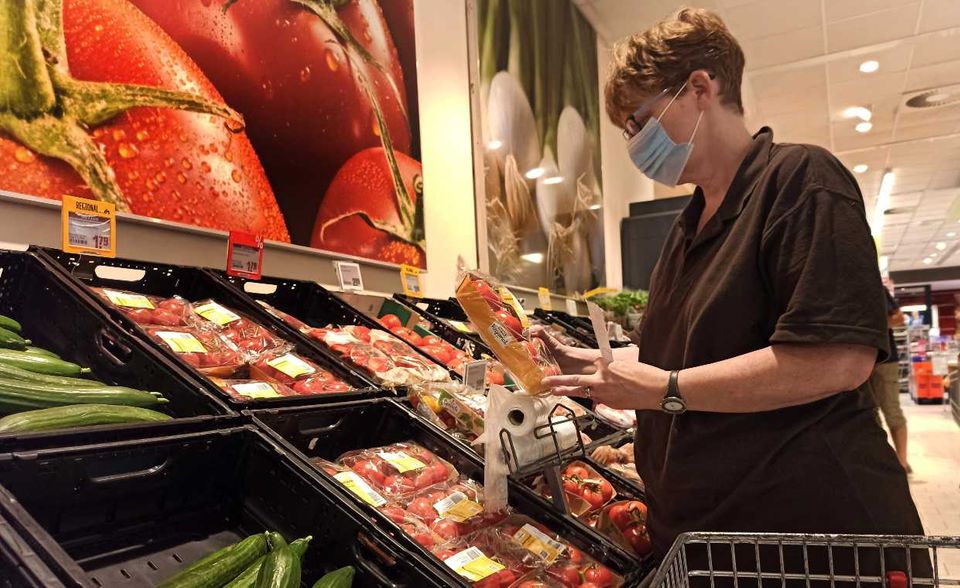 Gemüse Frisches Gemüse wird für manche Verbraucher zunehmend unerschwinglich. Zwar lag die Preissteigerung bei Lebensmitteln insgesamt in etwa auf dem Niveau der allgemeinen Inflation. Für Gemüse aber verzeichneten die Statistiker eine etwa doppelt so hohe Teuerungsrate. Salat war zuletzt sogar rund 40 Prozent teurer als vor einem Jahr. Beim Obst lag der Preisanstieg hingegen etwas unter der Inflationsrate. Angesichts dieser Entwicklung wurden Forderungen laut, gesunde Lebensmittel von der Mehrwertsteuer zu befreien und dafür beispielsweise Softdrinks mit hohem Zuckergehalt stärker zu besteuern.