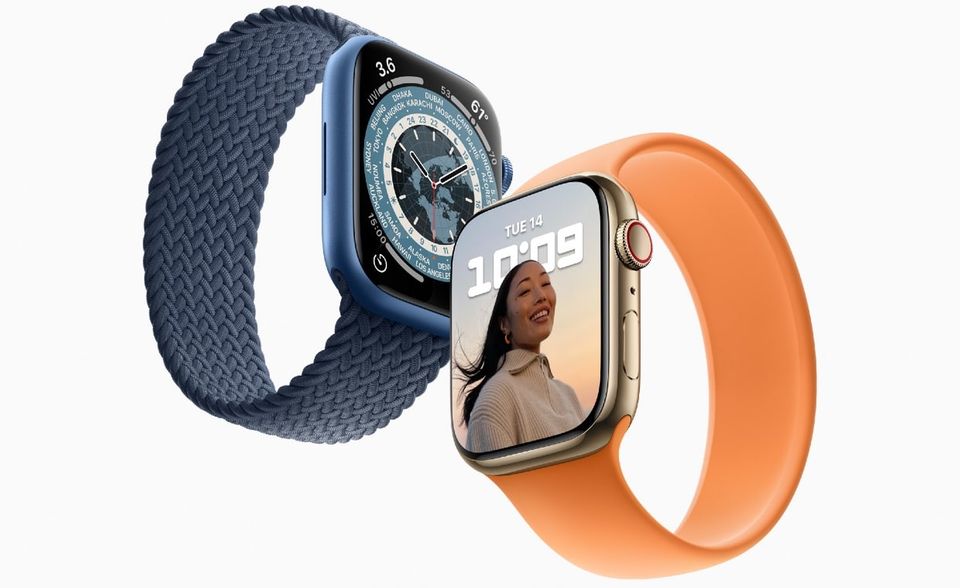 Mitte Oktober 2021 kam zudem die Apple Watch Series 7 in die Geschäfte. Sie bietet laut dem Hersteller „ein größeres und fortschrittlicheres Display, höhere Widerstandsfähigkeit, schnelleres Aufladen, neue Aluminiumgehäusefarben und watchOS 8“. Die Ecken der Smartwatch wurden noch stärker gerundet, damit Bildschirm und Gehäuse scheinbar nahtlos ineinander übergehen. Trotz des größeren Displays hätten sich die Abmessungen der Uhr nur minimal verändert, kündigte Apple an.