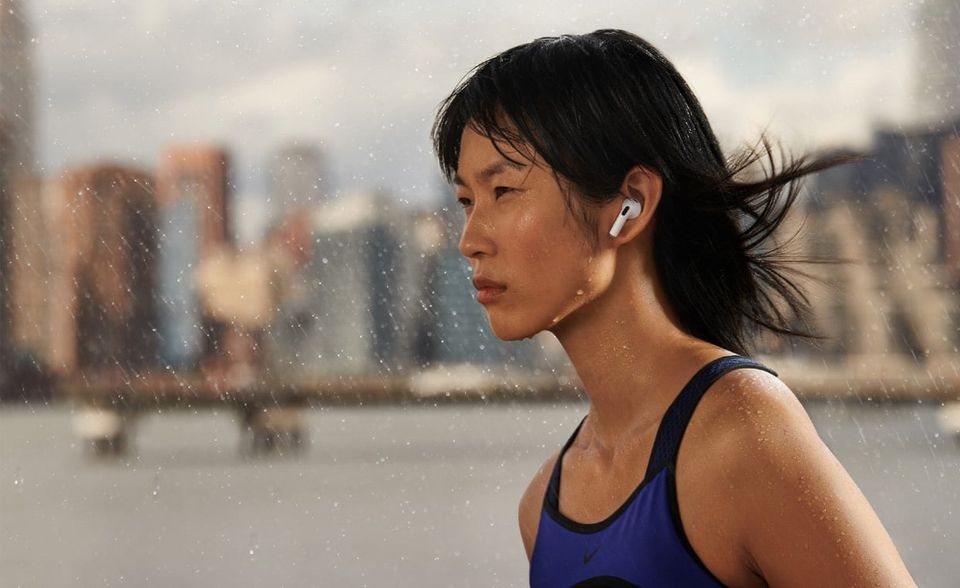 4. AirPods 2021 wurde zudem die dritte Generation der AirPods präsentiert. Sie ähneln nun mit dem gekürzten Schaft den Pro-Modellen und sind wie diese mit einem Drucksensor ausgestattet. Die Batterielaufzeit wurde laut dem Hersteller verbessert. Außerdem verfügen die Bluetooth-Kopfhörer nun über 3D-Audio.