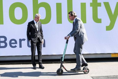 Verkehrsminister Andreas Scheuer (r.) im Jahr 2019 beim Test eines E-Scooters