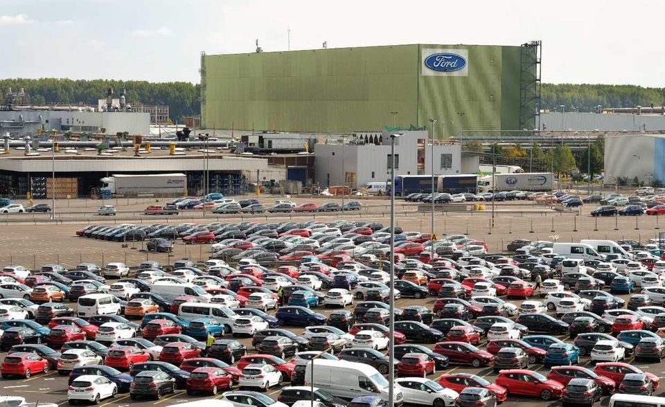 Platz zwei im Ranking der größten US-Firmen in Deutschland belegte eine der hierzulande bekanntesten US-Marken. Die Ford-Werke GmbH erzielte den Angaben zufolge einen Umsatz von 15,7 Mrd. Euro – rund doppelt so viel wie beim Unternehmen auf Platz drei. Die Ford-Werke GmbH ist eine Tochtergesellschaft der US-amerikanischen Ford Motor Company. „Am 18. August 1925 wurde in Berlin die Ford Motor Company Aktiengesellschaft gegründet. Seitdem wurden über 47 Millionen Ford-Fahrzeuge in Deutschland und in Belgien gefertigt“, teilt das Unternehmen mit. Sein Stammsitz befindet sich seit 1930 in Köln. Dort hat seit 1998 auch die Verwaltung von Ford Europa ihren Sitz.