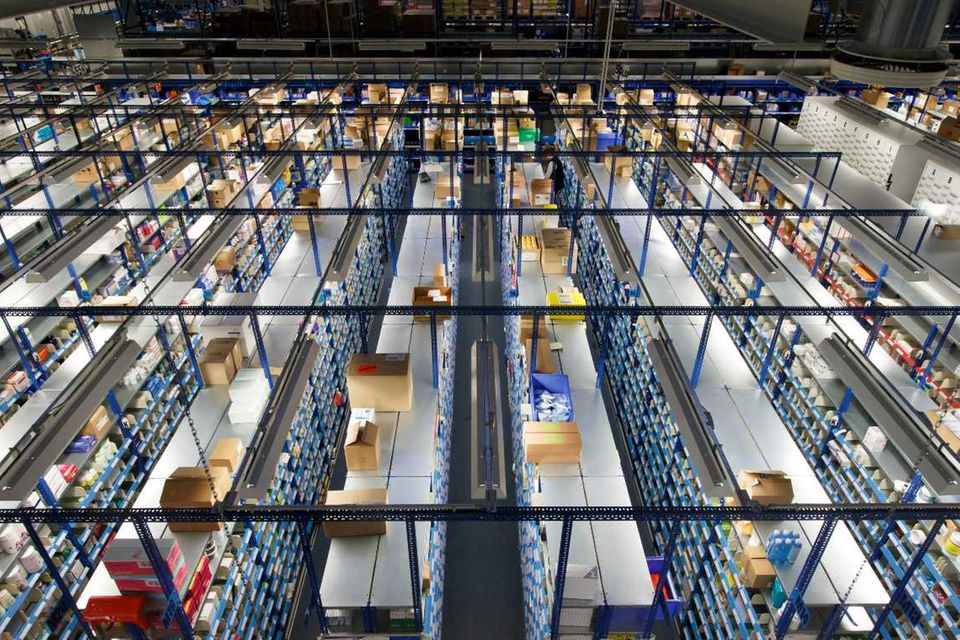 Die Gehe Pharma Handel GmbH eröffnet das Ranking der zehn größten US-Unternehmen in Deutschland. AmCham Germany und Accenture verzeichneten für das Geschäftsjahr 2020 einen Umsatz von 5,2 Mrd. Euro. Gehe ist ein pharmazeutisches Großhandelsunternehmen. Es bildet nach eigenen Angaben die Schnittstelle zwischen rund 1500 Pharmaherstellern und 6500 Apotheken. Die Unternehmensgeschichte begann am 1. Mai 1835, als Franz Ludwig Gehe in Dresden eine Drogerie- und Farbwarenhandlung gründete. Im November 2020 schlossen Gehe Pharma Handel und Alliance Healthcare Deutschland ein Joint Venture. Damit bündelten die Mutterfirmen McKesson Corporation und Walgreens Boots Alliance ihren Pharmahandel in Deutschland. Gehe lag im AmCham-Ranking vor bekannten Marken wie Google Deutschland (4,9 Mrd. Euro, Platz elf), Intel (3,6 Mrd. Euro, Platz 14) oder McDonald's Deutschland (3,2 Mrd. Euro, Platz 17).