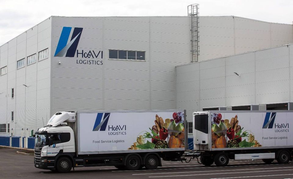 Logistik boomt. Das zeigen nicht nur fehlende Lkw-Fahrer und die Staus an Containerhäfen. Während es die Fastfood-Kette McDonald's wie schon erwähnt nicht in die Top 10 der umsatzstärksten US-Firmen in Deutschland geschafft hat, sieht es bei ihrem Logistikdienstleister Havi ganz anders aus. Der wurde von AmCham mit 5,9 Mrd. Euro Umsatz auf Platz acht der größten US-Firmen in Deutschland eingereiht. Allerdings konnten die Analysten hier nur schätzen. Die Havi Europe Management GmbH & Co. KG beliefert Medienberichten zufolge unter anderem auch Kentucky Fried Chicken, BP und Ikea.