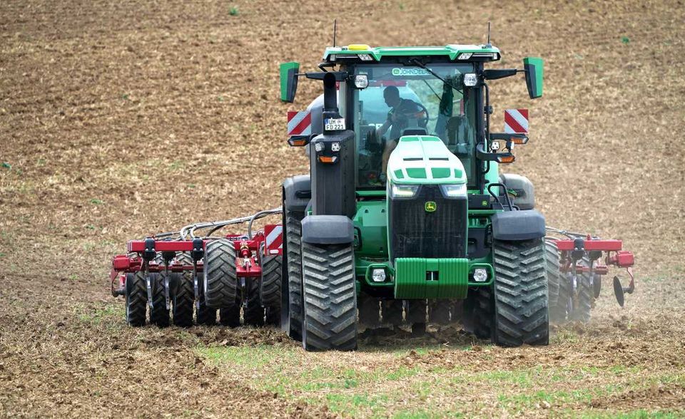 John Deere gehört zu den weltweit führenden Herstellern von Landtechnik. Neben Traktoren sind auch Forst- und Baumaschinen oder Rasenmäher im Sortiment. Das Geschäft lief zu Beginn der Pandemie offenbar gut. Die John Deere GmbH & Co. KG kam dank 6,7 Mrd. Euro Umsatz auf Platz sieben.