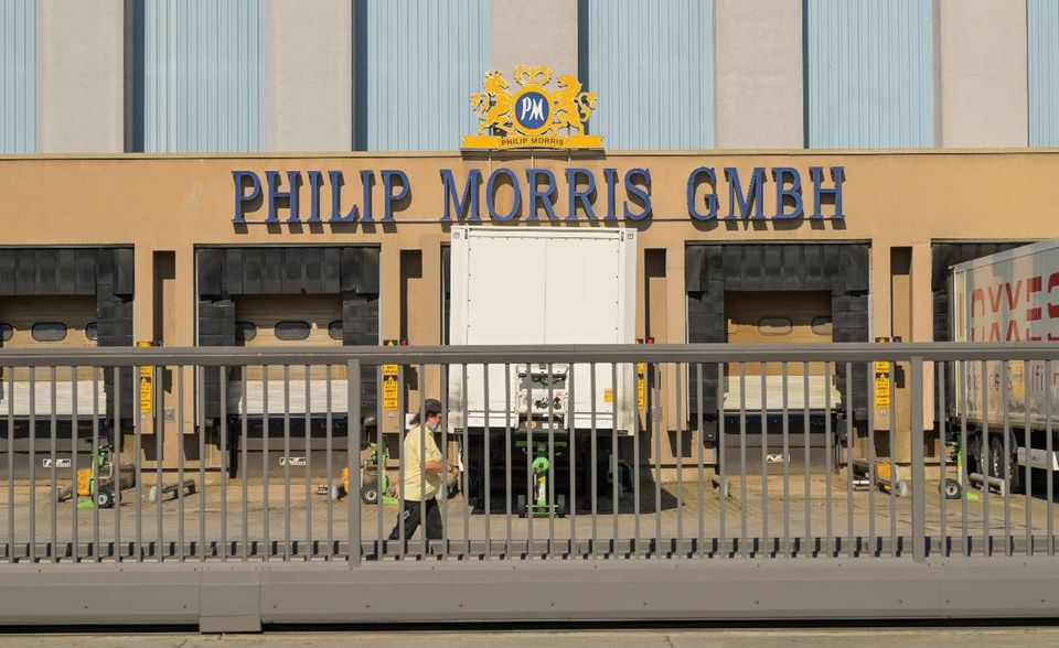 Zigaretten bleiben in der Bundesrepublik ein umsatzstarker Markt. Die Philip Morris GmbH kam deshalb mit einem Umsatz von 7,1 Mrd. Euro im Geschäftsjahr 2020 auf Platz vier der größten US-Unternehmen in Deutschland. Auch dieses Ergebnis konnten AmCham Germany und Accenture nur schätzen. Die Philip Morris GmbH ist nach eigenen Angaben der führende Anbieter von Tabakwaren in Deutschland. Hauptmarken sind unter anderem Marlboro und IQOS. In der Verwaltungszentrale in Gräfelfing bei München und den Produktionsstätten in Berlin und Dresden sind laut dem Unternehmen insgesamt rund 2100 Mitarbeiter beschäftigt. Die Firma gehört zum Unternehmen Philip Morris International Inc., dessen Hauptniederlassung sich in Lausanne befindet.