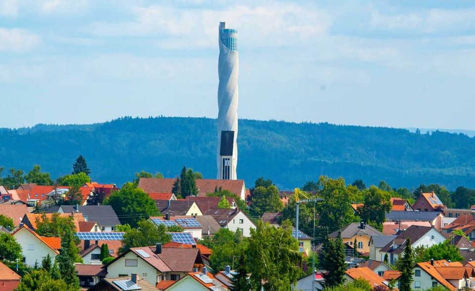 Platz drei geht an einen Newcomer unter den größten US-Firmen in Deutschland. ThyssenKrupp hatte seine Aufzugsparte im Frühjahr 2020 an die Beteiligungsgesellschaften Advent International und Cinven verkauft. Ein Jahr später folgte die Neuaufstellung als TK Elevator GmbH. Die führt ihren Ursprung auf eine 1865 vom Schlossermeister Heinrich Conrad Ernst Eggers in Hamburg gegründete Werkstatt zurück. Das Unternehmen wurde 1952 von Rheinstahl als Stahlbau Eggers übernommen. TK Elevator erwirtschaftete dem Ranking zufolge 2020 einen Umsatz von 7,9 Mrd. Euro. Das Unternehmen fertigt unter anderem Personen- und Lastenaufzüge, Fahrtreppen und Fluggastbrücken.