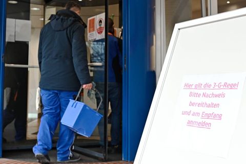 Hinweisschild zur 3G-Regel vor einem Unternehmen in Frankfurt am Main
