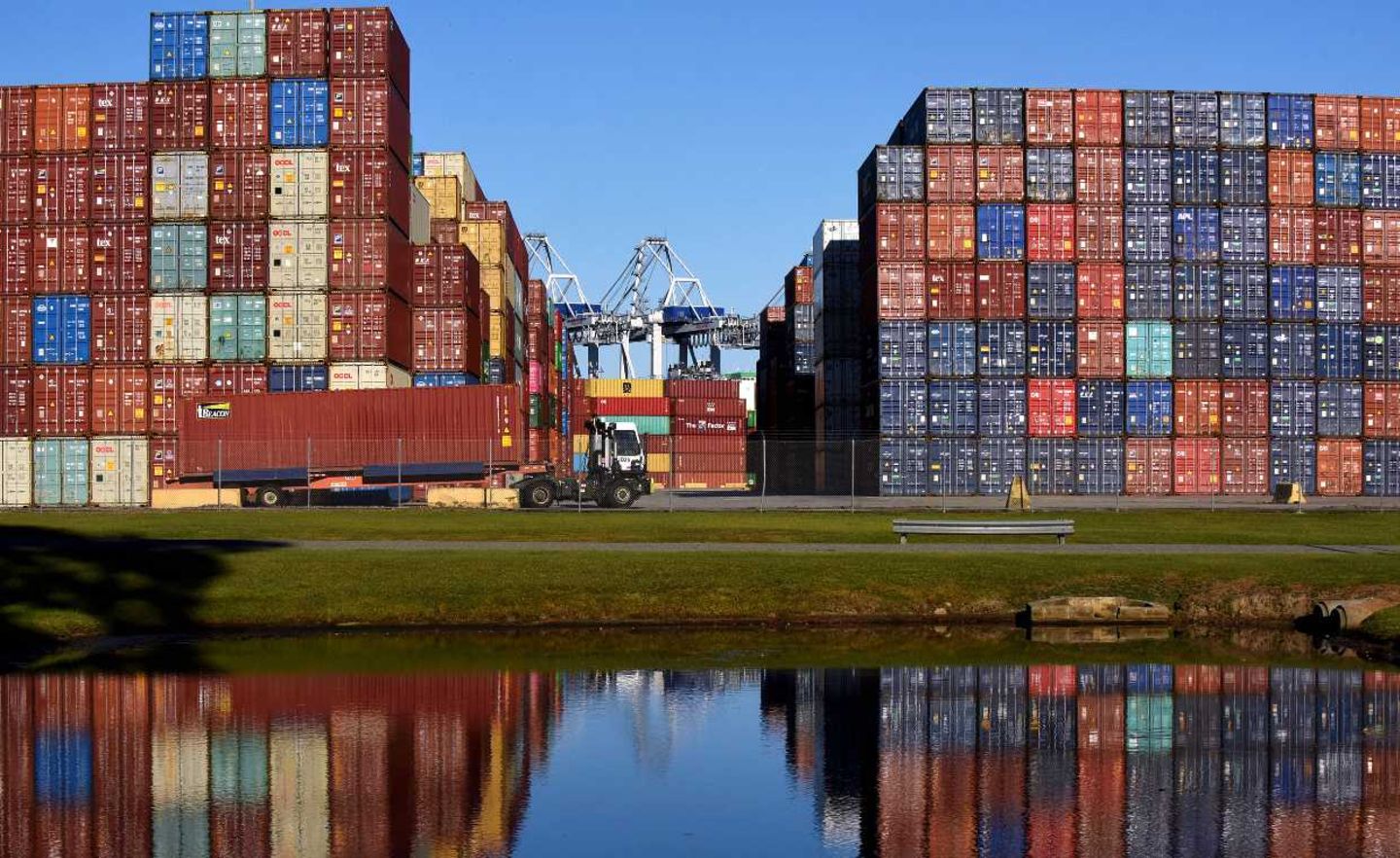 Die Lieferkettenkrise hat im Hafen von Savannah, dem drittgrößten Containerhafen der USA, zu einem Rückstau von fast 80.000 Schiffscontainern geführt