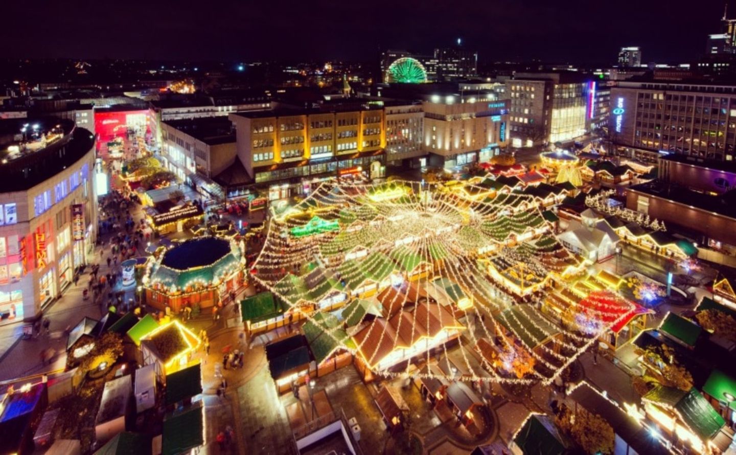 Der Essener Kennedyplatz: Panoramablick auf das Lichtermeer des Weihnachtsmarktes.
