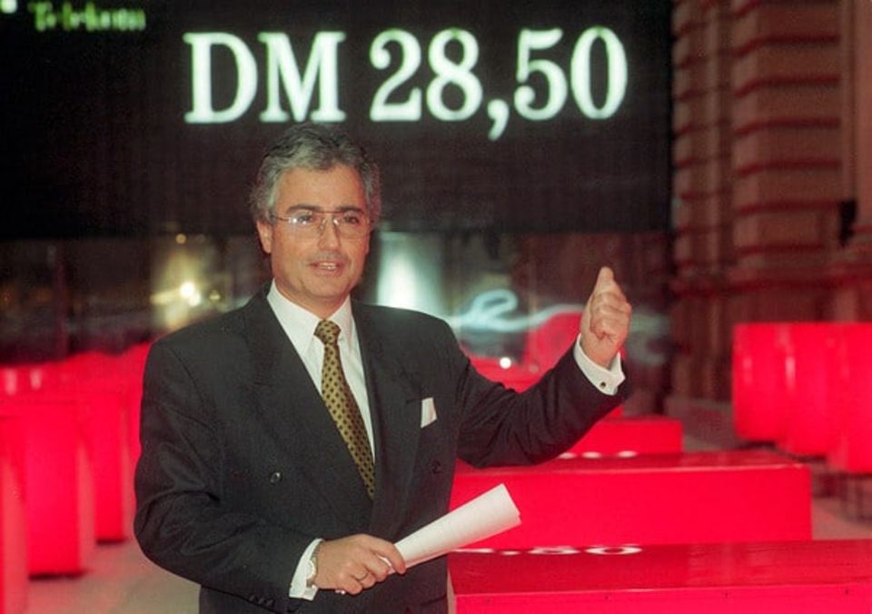Der damalige Telekom-Chef Ron Sommer beim Börsengang 1996
