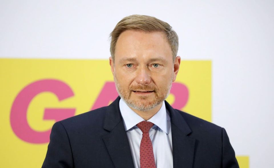 FDP-Partei- und Fraktionschef Christian Lindner übernimmt von Scholz das Amt des Finanzministers. Es ist sein erstes Regierungsamt und gleich ein ganz besonderes. Die Liberalen machten die Übernahme dieses Ressorts zur Bedingung für ihren Eintritt in die Koalition mit SPD und Grünen.