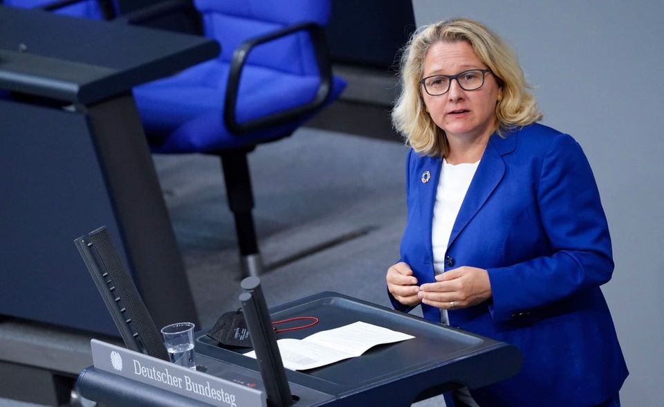 Svenja Schulze war bisher Umweltministerin. Da die Grünen dieses Amt nun bekommen, wechselt die SPD-Politikerin in das Entwicklungshilfeministerium. Schulze kann auf reiche Regierungserfahrung zurückblicken: Sie war schon in Nordrhein-Westfalen von 2010 bis 2017 Ministerin für Innovation, Wissenschaft und Forschung.