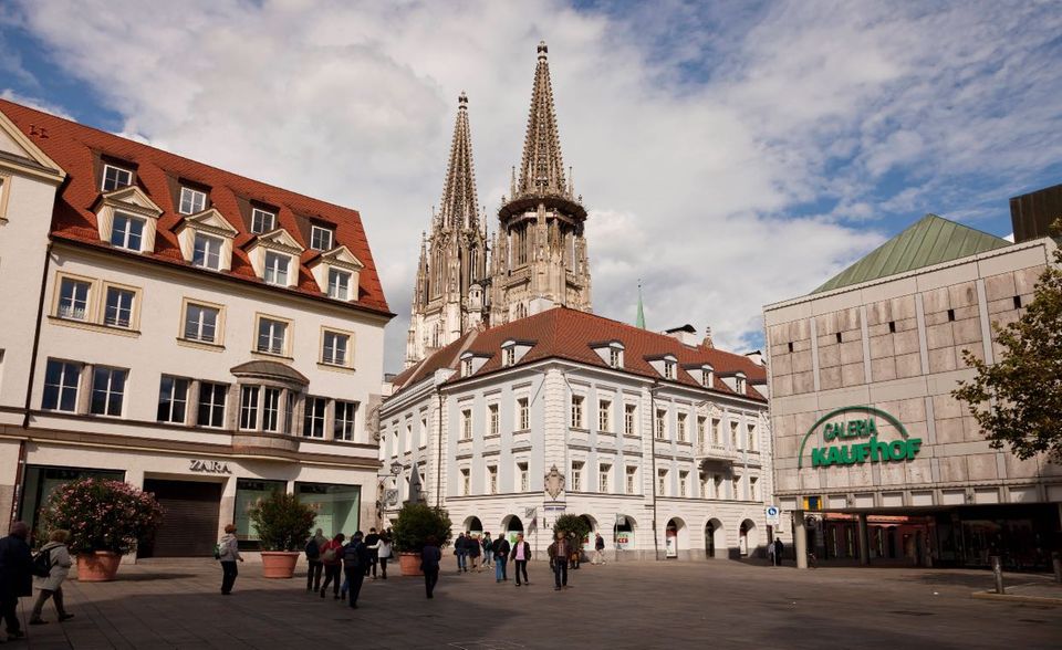 Mit 96 Modeläden und 25 Schuhläden pro 100.000 Einwohner konnte sich die Mittelalterstadt an der Donau in der Kategorie „Bestes Einkaufserlebnis“ den zweiten Platz sichern – und landete insgesamt auf Platz neun.