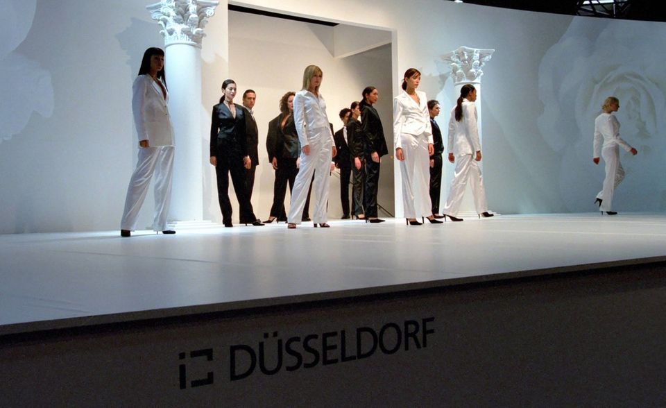 Laut Esprit lockt Düsseldorf mit dem besten Einkaufserlebnis: 91 Modeläden kommen auf 100.000 Einwohner. Mit elf Modemessen ist die Stadt Spitzenreiter bei den Branchenevents. Auch in anderen Kategorien schneidet Düsseldorf gut ab – und ist somit unumstrittener Spitzenreiter des Gesamtrankings.