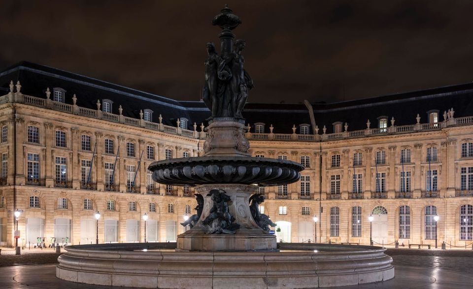 #10 Frankreich Der IWF hat für seinen Ausblick auf 2022 exemplarisch 16 Volkswirtschaften herausgegriffen. Unter ihnen kam Frankreich gemessen am erwarteten Wirtschaftswachstum mit 3,9 Prozent auf Platz zehn. Damit bleibt unser Nachbar deutlich unter den Prognosen für die entwickelten Industrienationen (4,5 Prozent) und verzeichnete gegenüber dem laufenden Jahr einen deutlichen Rückgang. 2021 wird Frankreich laut IWF hingegen leicht überdurchschnittlich abschneiden (6,3 vs. 5,2 Prozent). 2020 war die französische Wirtschaft um 8,0 Prozent eingebrochen. Das Foto zeigt den Börsenplatz in der französischen Stadt Bordeaux.
