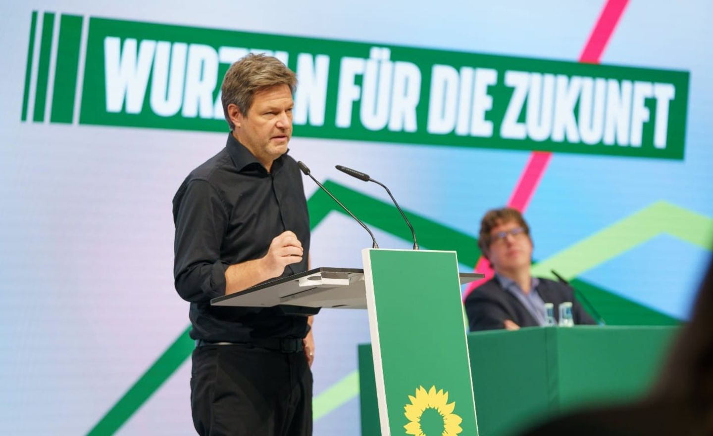 Robert Habeck wirbt bei der Grünen-Basis für die Annahme des Koalitionsvertrages. Ihm kommt als künftiger Wirtschaftsminister eine Schlüsselrolle bei der Umsetzung der Pläne zu