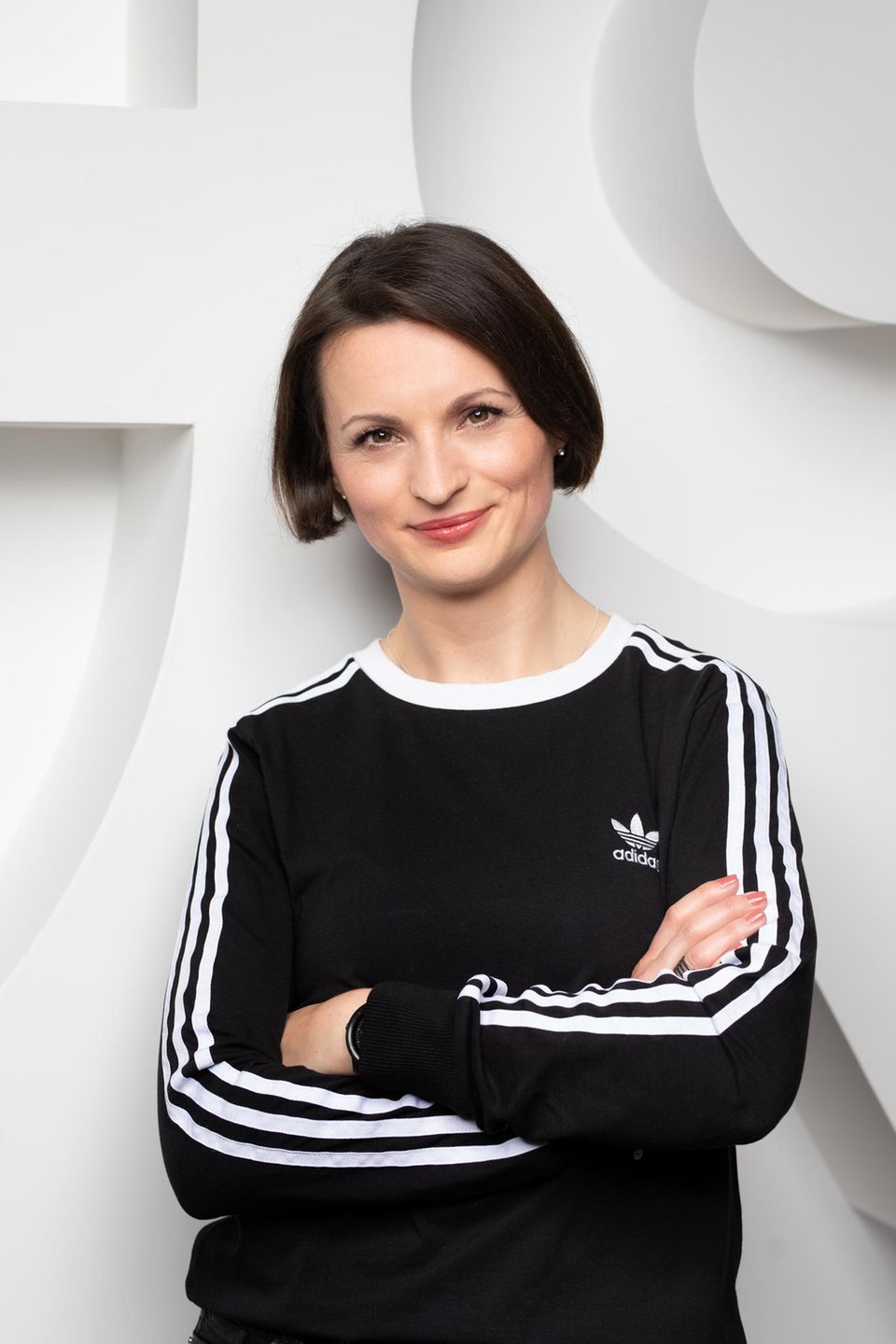 Marina Moguš, 39, ist seit 15 Jahren bei Adidas. Sie hat mehrere Positionen im Finanzbereich des Sportartikelherstellers ebenso wie bei der langjährigen Tochtermarke Reebok in Deutschland und den USA durchlaufen. Zuletzt war sie Geschäftsführerin in Osteuropa, von dort wurde sie im Juli dieses Jahres zur Geschäftsführerin für Zentraleuropa berufen. Sie ist eine der ersten Adidas-Mitarbeiterinnen, die an dem Mentorenprogramm von Adidas-Chef Kasper Rorsted teilgenommen hat. Moguš gehört 2021 auch zu den Preisträgern der „Top 40 unter 40“, die das Wirtschaftsmagazin Capital jedes Jahr kürt.