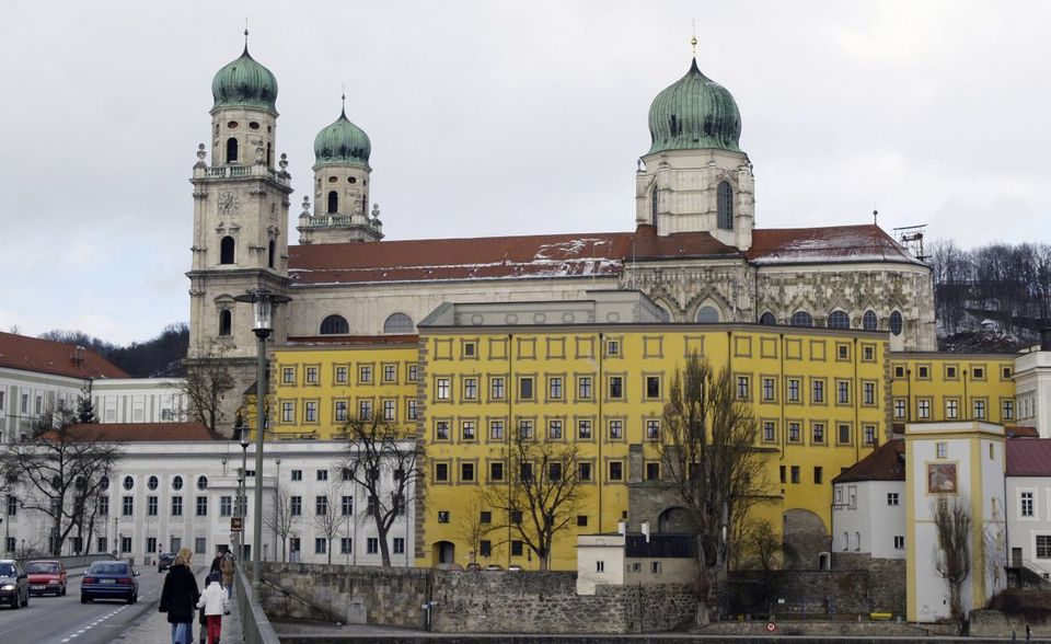 #4 Universität Passau Platz vier ging 2021 ebenfalls nach Bayern – und auch für diese junge Hochschule läuft die Zeit ab. Die Universität Passau wurde 1973 gegründet. Sie fiel in der Analyse mit dem schlechtesten Verhältnis von Studierenden zu Lehrkräften auf. Es belief sich den Angaben zufolge auf rund 91 : 1. Etwa 14 Prozent der 11.249 eingeschriebenen Studierenden stammten aus dem Ausland. Die Uni Passau kam auf der internationalen Newcomer-Rangliste auf Platz 33 (Gesamt-Ranking: Platz 351 bis 400).