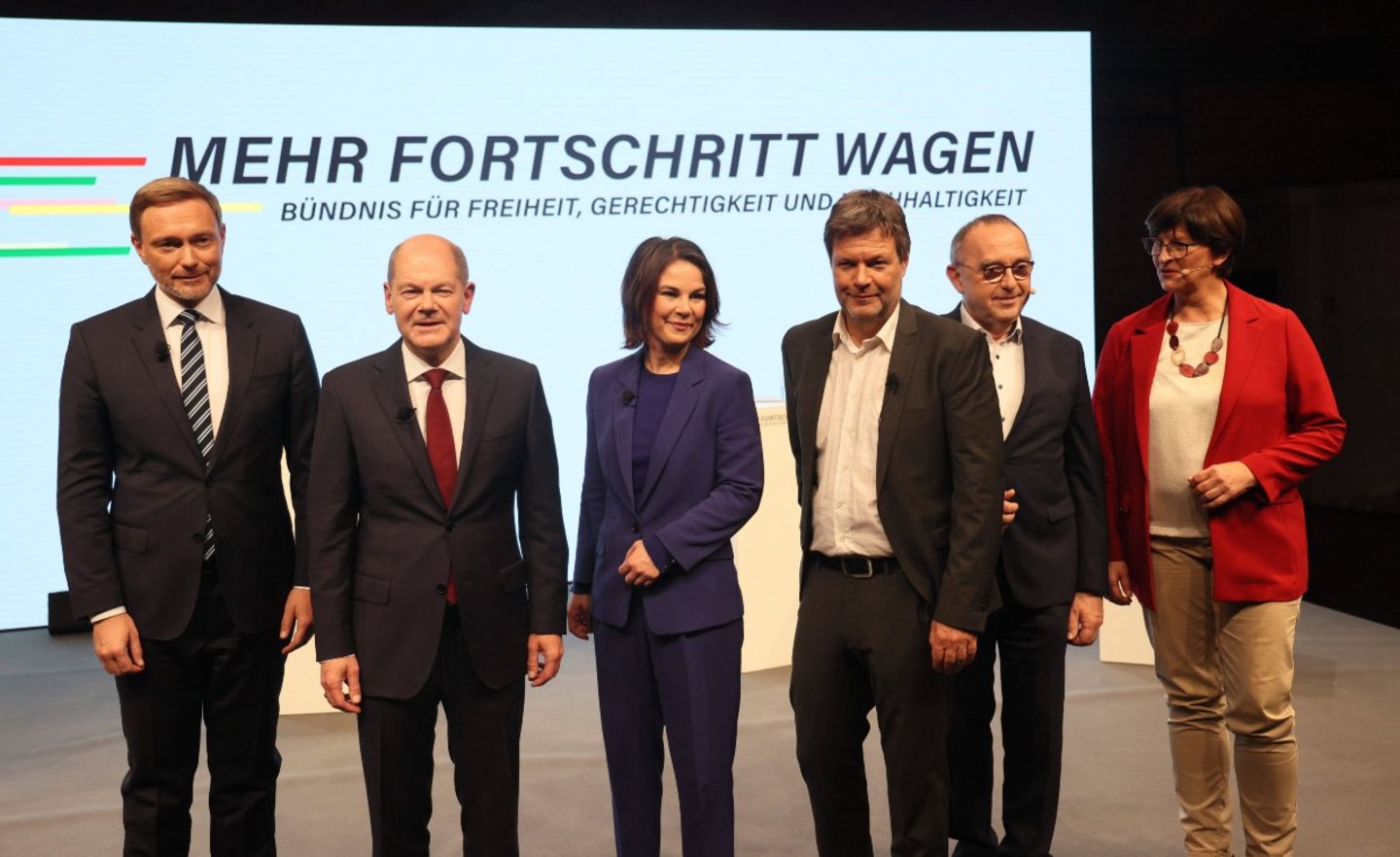SPD, FDP und Grüne stellen Koalitionsvertrag in Berlin vor.
