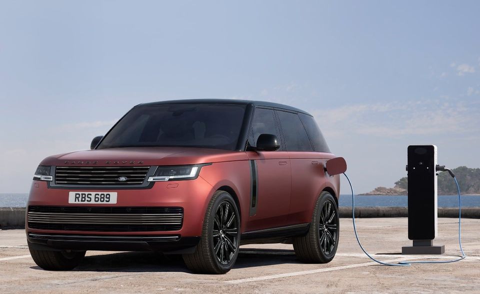 Ab Februar ist der Range Rover als Plug-in-Hybrid lieferbar, also mit kombiniertem Verbrennungs- und Elektroantrieb. Beachtliche 100 Kilometer soll er rein elektrisch fahren, dann sorgt ein Dreiliter-Benziner fürs Weiterkommen. Das Ganze hat dann 510 PS. Vollelektrisch gibt es den Range Rover erst 2024. 2030 soll dann jeder Range Rover einen Elektroantrieb haben.