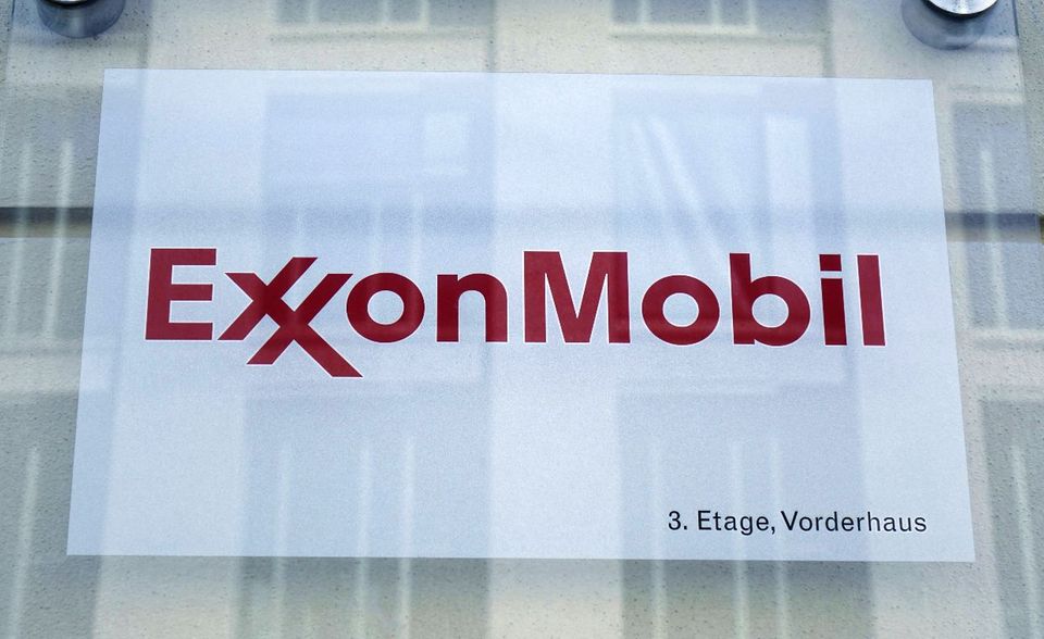 Erdöl ist für US-Firmen in Deutschland ein riesiges Geschäft. Davon profitierte 2020 insbesondere die ExxonMobil Central Europe Holding GmbH. Die Tochter der Exxon Mobil Corporation belegte mit einem Umsatz von 6,9 Mrd. Euro Platz fünf. ExxonMobil bohrt auch in Deutschland nach Erdöl und ist nach eigenen Angaben der größte Erdgasförderer des Landes. Die Tankstellenkette Esso gehört ebenfalls zu ExxonMobil.