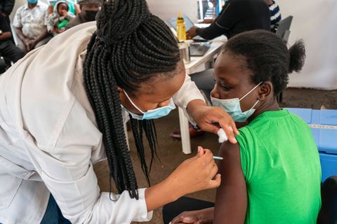 Ein Impfzentrum in der kenianischen Hauptstadt Nairobi. Die Furcht vor der Variante Omikron bringt wieder mehr Zulauf.