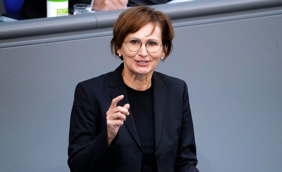 Auch die Liberalen entsenden eine Frau ins Bundeskabinett: Bettina Stark-Watzinger übernimmt das Ressort für Bildung und Forschung. Sie ist die Landesvorsitzende der FDP in Hessen, ein Regierungsamt hatte sie bisher nicht inne. Dem Bundestag gehört sie seit 2107 an, 2020 wurde sie zur Parlamentarischen Geschäftsführerin ihrer Fraktion gewählt.