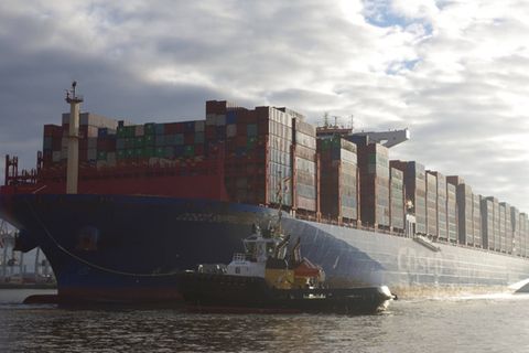 Containerschiff im Hamburger Hafen