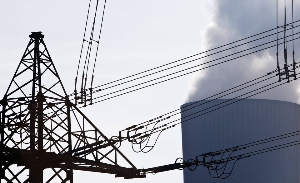 Der Energiesektor ist auch mit Blick auf das Weihnachtsgeld ein lukratives Geschäft. Die Branche kommt 2021 mit durchschnittlich 5171 Euro für 98,0 Prozent der Tarifbeschäftigten in der Rangliste von Destatis auf Platz drei. Die Freude dürfte in Ostdeutschsand etwas getrübt sein. Denn die Unternehmen der Energieversorgung zahlen von allen Branchen der Top 10 das uneinheitlichste Weihnachtsgeld. Im Osten sind es lediglich 4377 Euro, im Westen 5326 Euro.