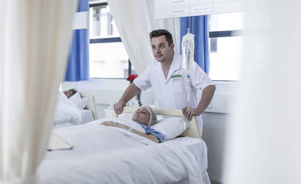 Im Gesundheitswesen können sich hingegen nur 87,0 Prozent der Tarifbeschäftigten 2021 auf Weihnachtsgeld freuen. Das ist der niedrigste Wert unter den zehn Branchen mit den höchsten Sätzen. Hinzu kommt ein starkes Ost-West-Gefälle (3175 beziehungsweise 3354 Euro). Der Durchschnittswert liegt bundesweit bei 3332 Euro.