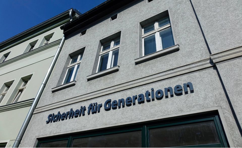 Versicherungen, Rückversicherungen und Pensionskassen (ohne Sozialversicherung) zahlen 99,4 Prozent ihrer Tarifbeschäftigten im zweiten Corona-Jahr durchschnittlich rund 3855 Euro Weihnachtsgeld. Beschäftigte in Westdeutschland freuen sich über 3865 Euro, Kollegen in östlichen Bundesländern müssen mit 3448 Euro vorlieb nehmen.