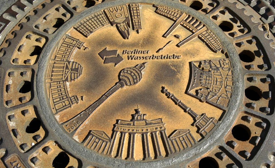 Nur eine Nachkommastelle fehlt den Wasserversorgern zur perfekten Weihnachtsgeld-Quote. 99,9 Prozent der Tarifbeschäftigten erhalten durchschnittlich 3998 Euro. In dieser Branche geht die Ost-West-Schere (3425 vs. 4260 Euro) besonders weit auseinander.