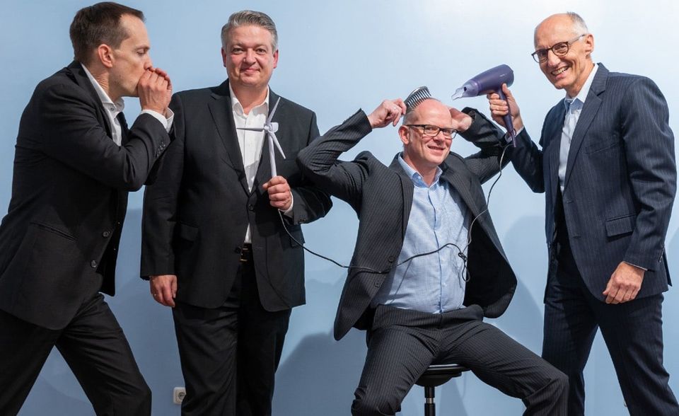 The Advisory House ist Hidden Champion in der Kategorie „Energiewirtschaft“ (v.l.n.r.: Marc-Felix Otto, Thorsten Pape, Franz Gologranc, Friedrich Huber): Seit 2003 begleiten die Schweizer Unternehmen der Energiewirtschaft bei der Transformation der Branche. Die Experten nehmen für sich ein besonders gutes politisches Verständnis in Anspruch.