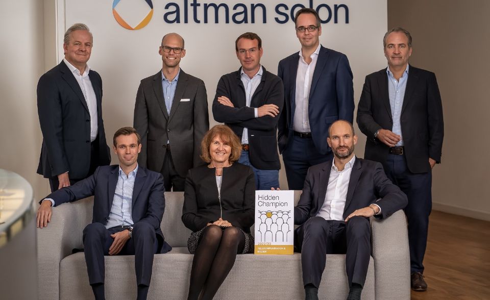 Altman Solon ist Hidden Champion in der Kategorie „Telekommunikation & Medien“: Zum fünften Mal in Folge steht die Firma an der Spitze in diesem Segment. Von weltweit 13 Büros aus berät Altman Solon bei der Umsetzung von Strategien und digitalen Innovationen.