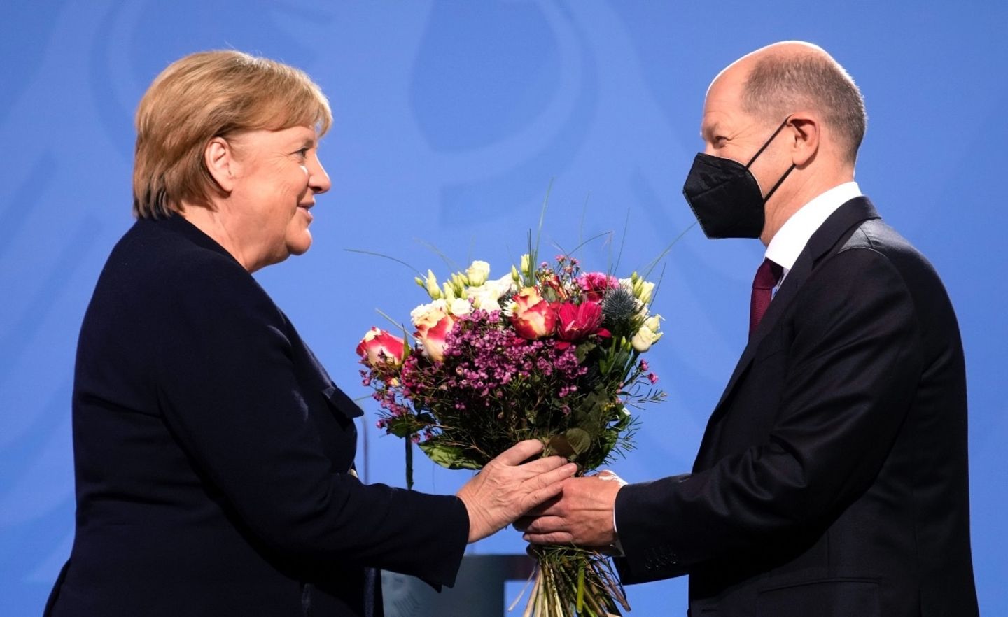 Bundeskanzler Olaf Scholz und seine Vorgängerin Angela Merkel bei der Amtsübergabe im Bundeskanzleramt am 8. Dezember