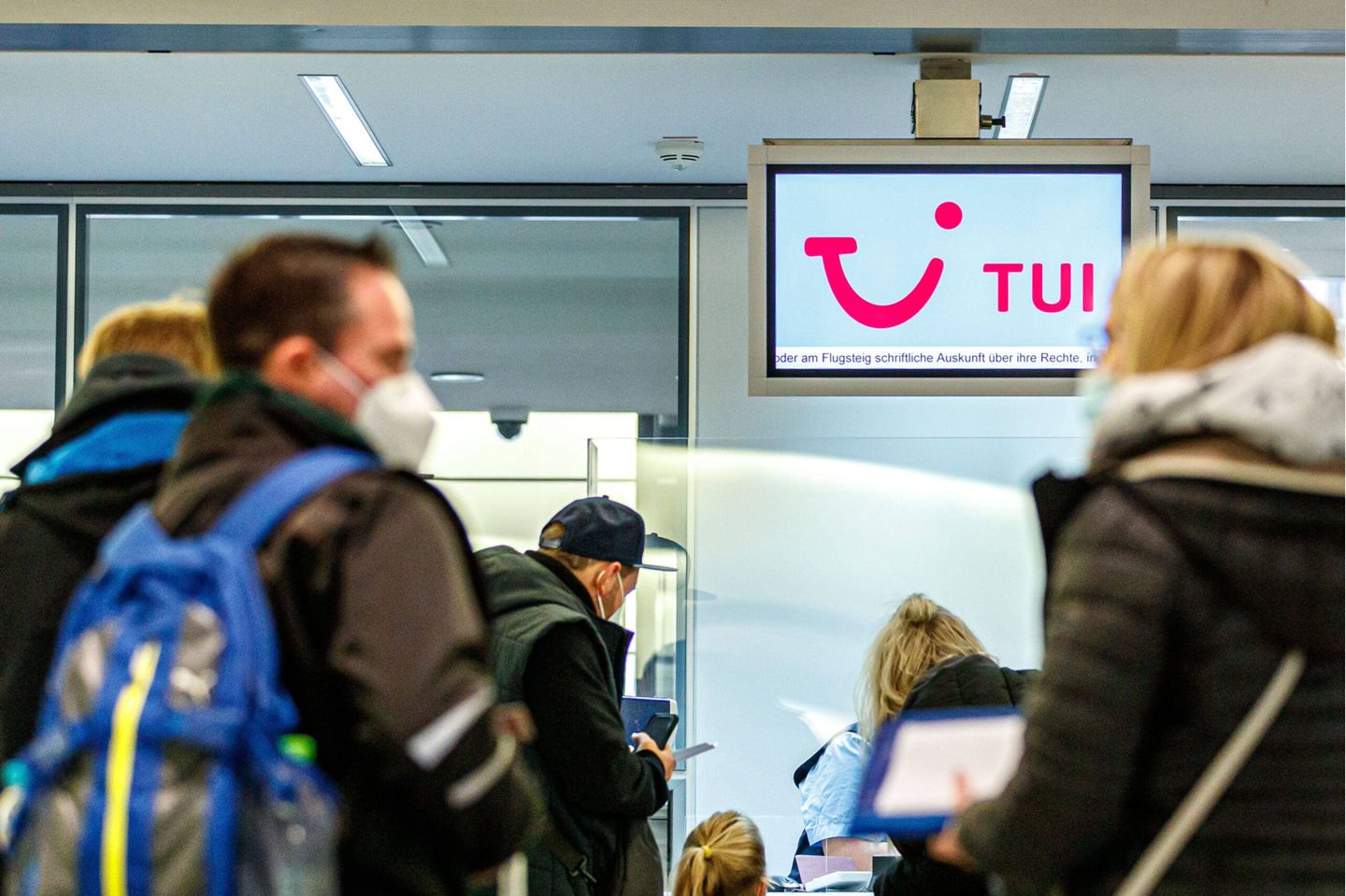 Reisende warten in einer Schlange am Check-In für einen der ersten Flüge nach Palma de Mallorca mit TUI fly