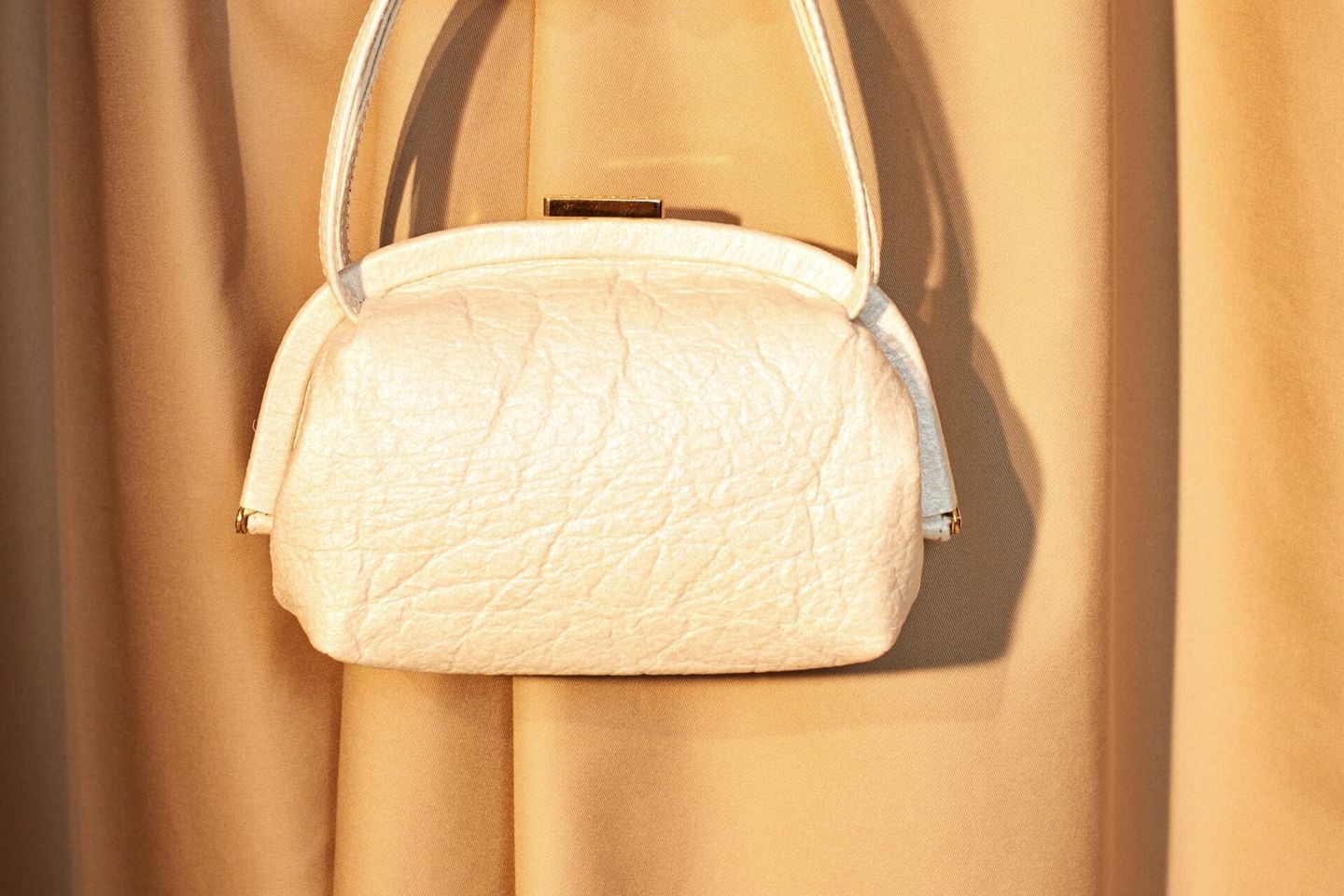 Eine Piñatex-Handtasche von Marici